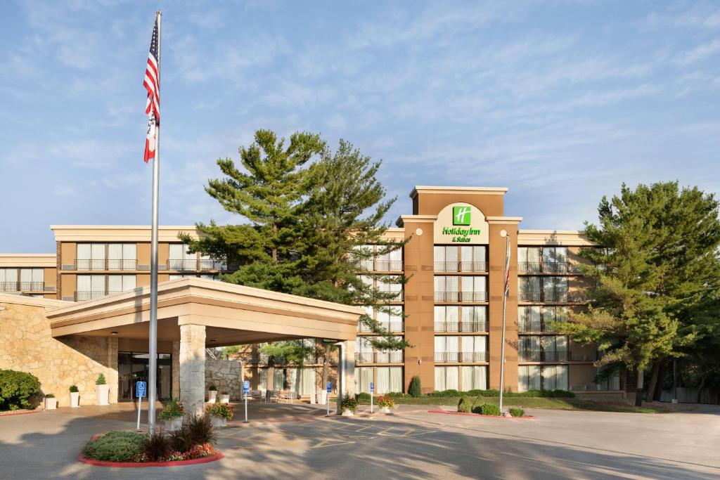 un edificio de oficinas con una bandera delante de él en Holiday Inn Hotel & Suites Des Moines-Northwest, an IHG Hotel, en Urbandale