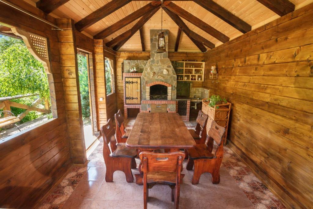 Fotografie z fotogalerie ubytování Хата Різьбяра v destinaci Beloberëzka