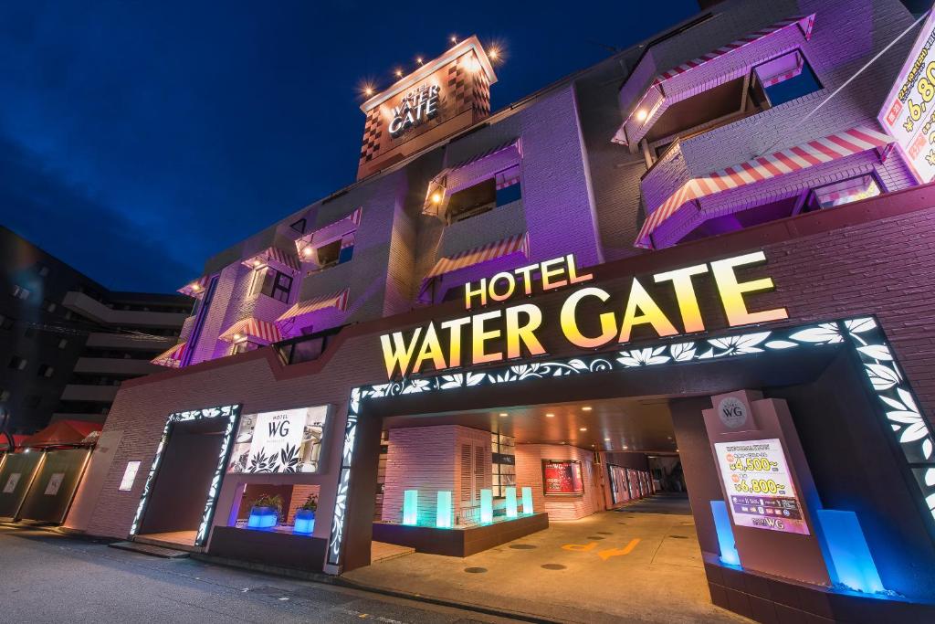 ein Hotel mit einem Schild, das das Wassercafé des Hotels liest in der Unterkunft Hotel Water Gate Sagamihara (Adult Only) in Sagamihara