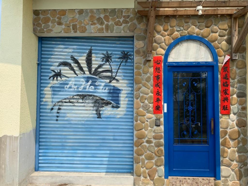 a blue garage door with a spider painted on it at 安禾居 AnHeJu B&B in Miaoli