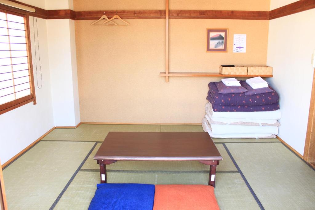 Postel nebo postele na pokoji v ubytování K's House MtFuji -ケイズハウスMt富士- Travelers Hostel- Lake Kawaguchiko
