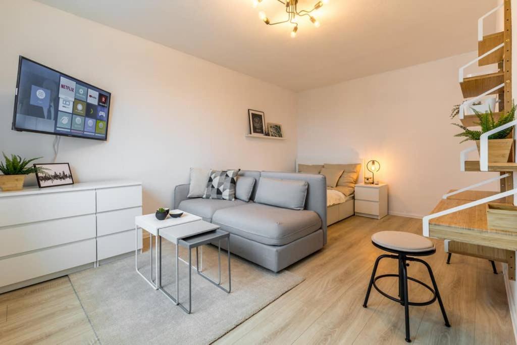 sala de estar con sofá y mesa en Sauber und modern, Netflix, Wifi, Leipzig Flair, Küche, en Leipzig