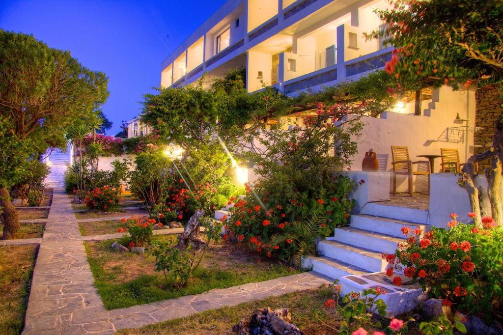 Vonkajšia záhrada v ubytovaní Platys Gialos Hotel Sifnos