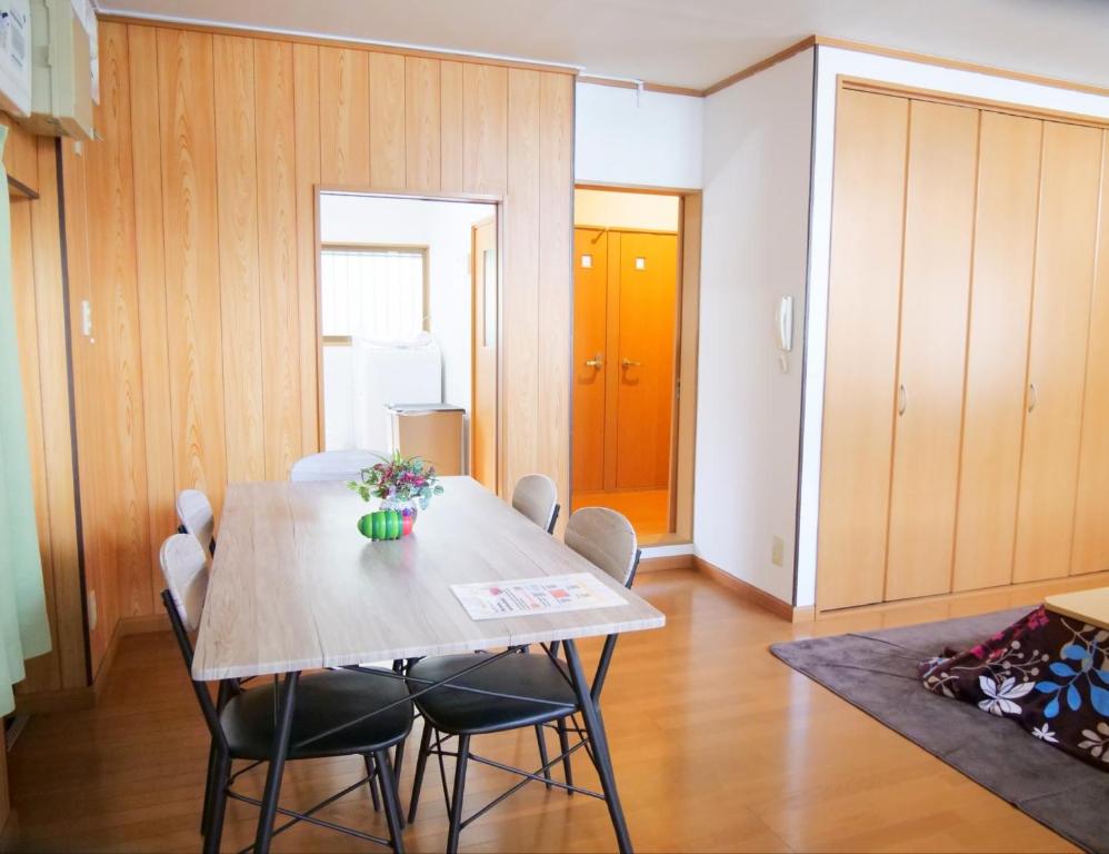 a dining room with a table and chairs at 錦の館 NishikiのYakata in Tokyo