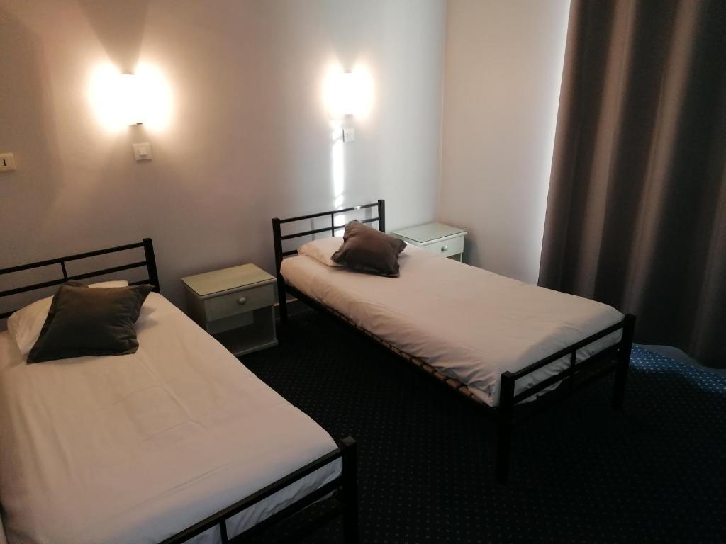 Postel nebo postele na pokoji v ubytování Logis Hôtel Saint Jacques