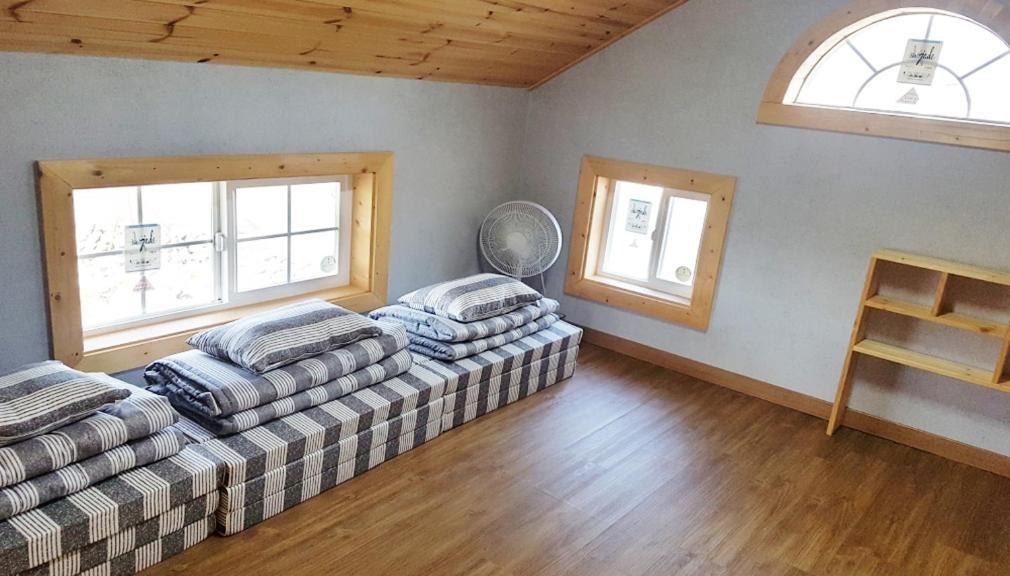 Postel nebo postele na pokoji v ubytování Red Windmill Pension