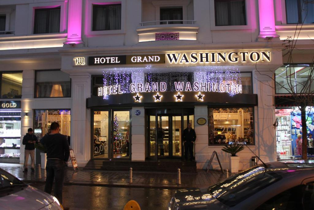 una tienda frente a un edificio con luces encendidas en Grand Washington Hotel, en Estambul