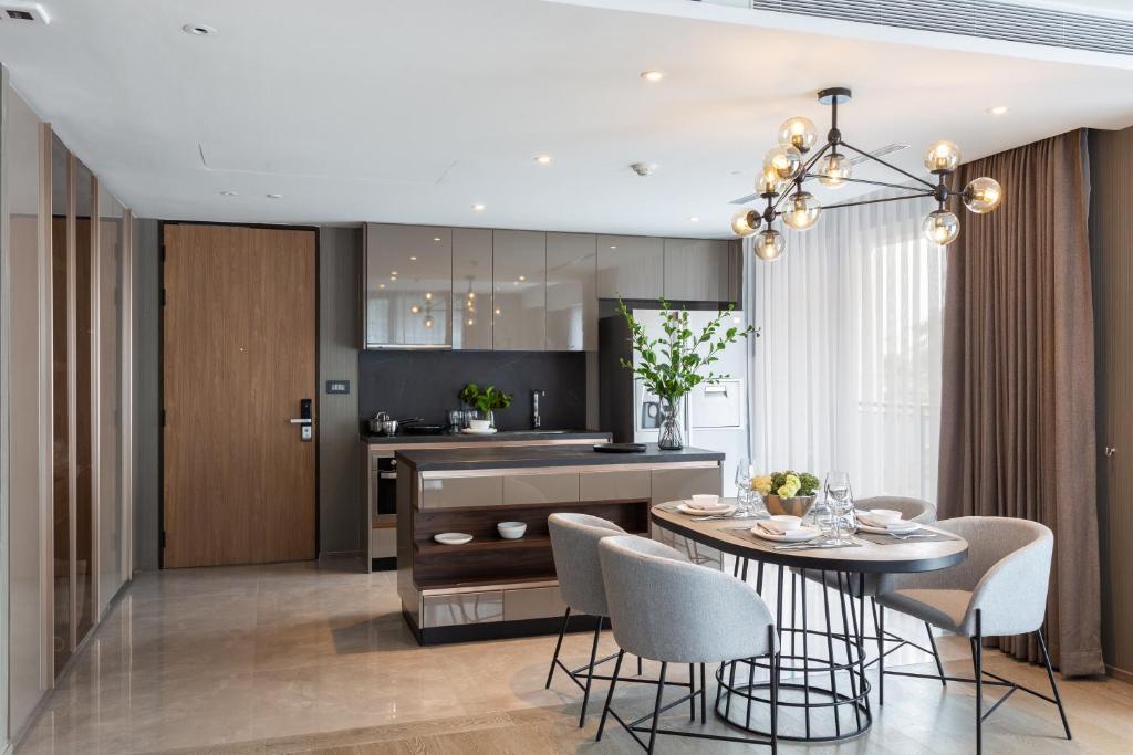 a kitchen and dining room with a table and chairs at Walton Suites Sukhumvit in Bangkok