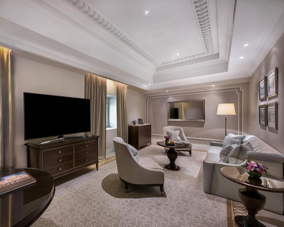 TV a/nebo společenská místnost v ubytování The Fullerton Hotel Singapore