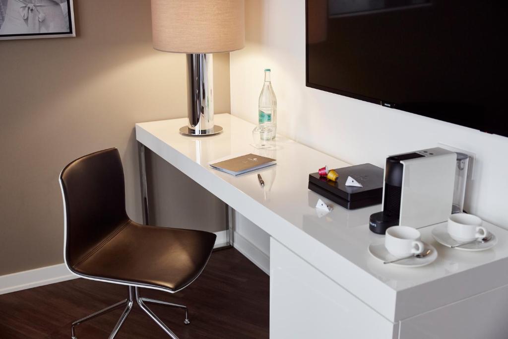 Příslušenství pro přípravu čaje a kávy v ubytování LÉGÈRE HOTEL Wiesbaden-Taunusstein