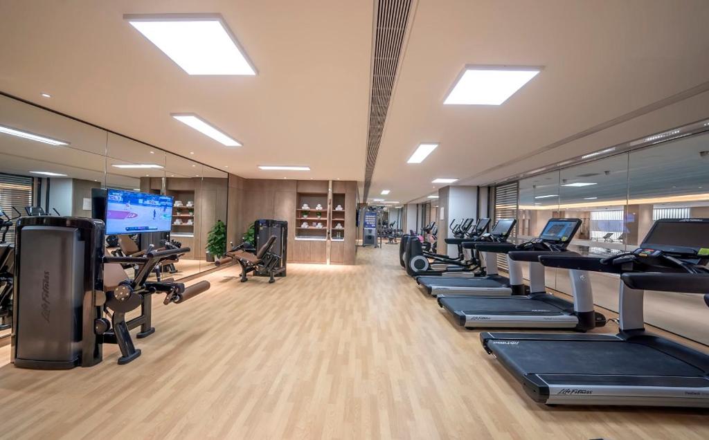 Fitness centrum a/nebo fitness zařízení v ubytování Vignette Collection Haikou Yatter Hotel by IHG
