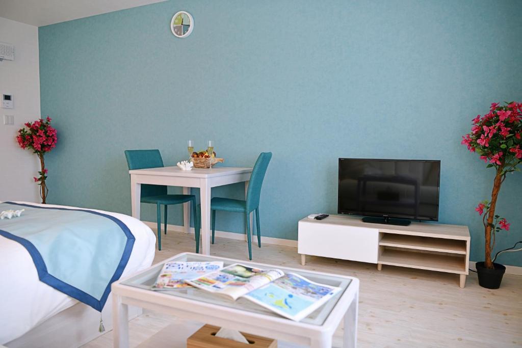 TV a/nebo společenská místnost v ubytování Pine Hills Hotel Miyakojima