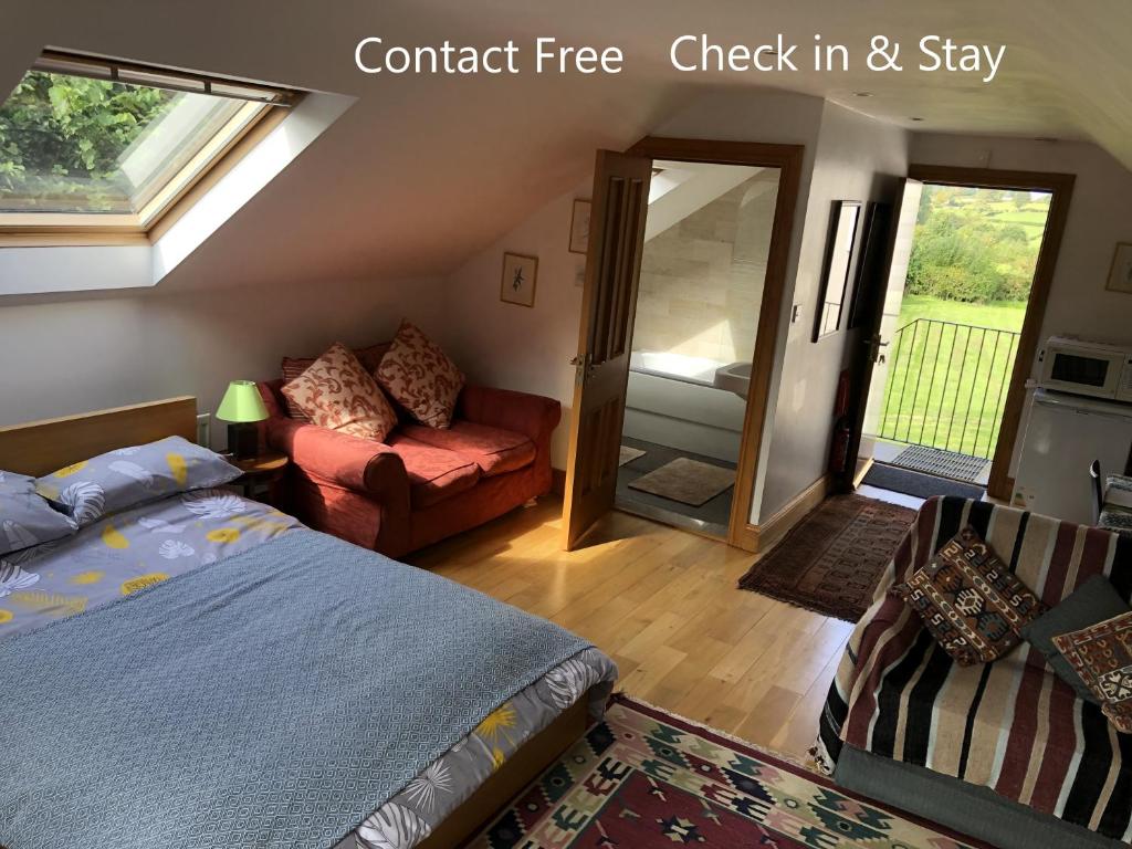 ein Schlafzimmer mit einem Bett und einem Sofa in der Unterkunft Royal Hillsborough Rural Retreat Siren Stays in Hillsborough