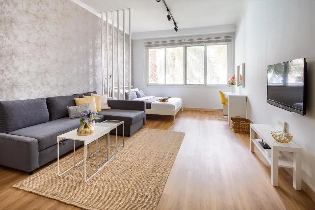 Frank Porter - Lake Apartments, Alantos, United Arab Emirates