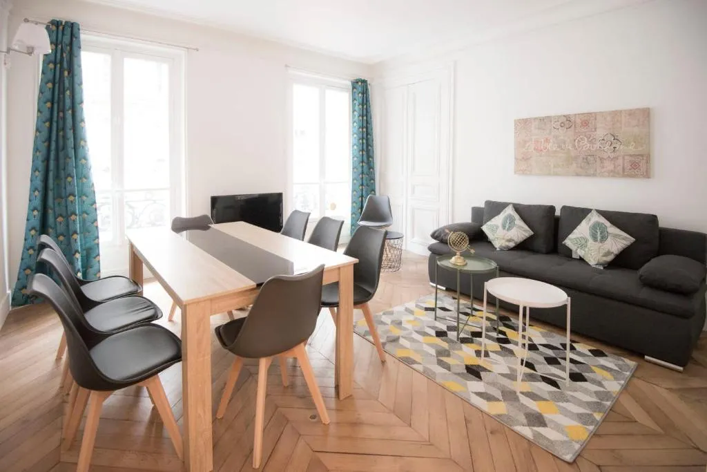 Spacious and bright apt at the ARC DE TRIOMPHE, Paris, France