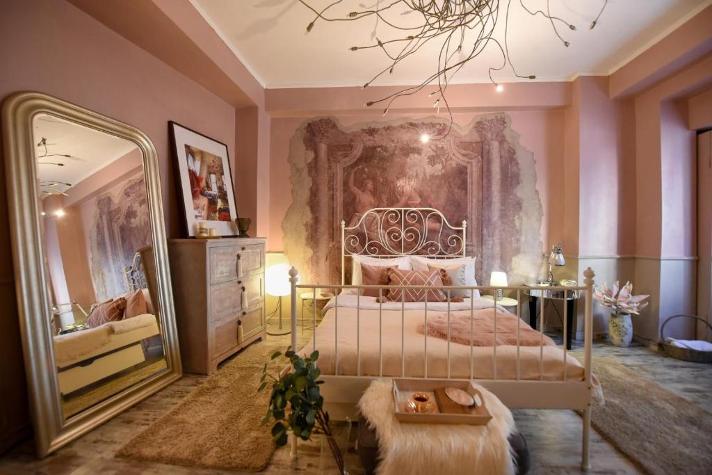 een slaapkamer met een groot bed en een grote spiegel bij PURRFECT & DREAMY - The Special Studio in Boekarest