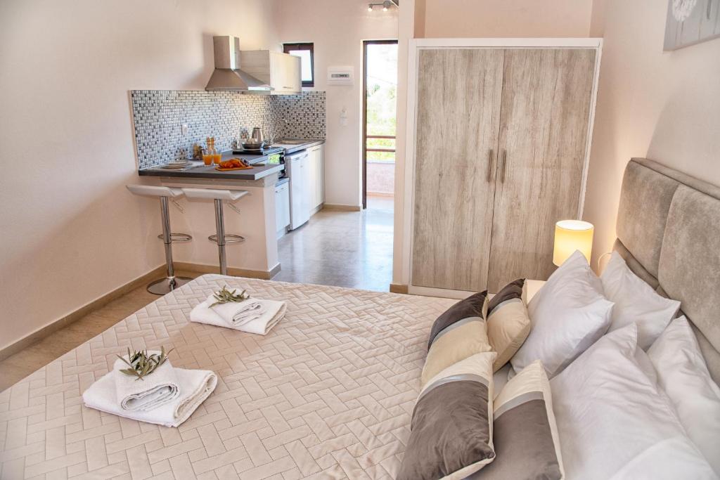 Łóżko lub łóżka w pokoju w obiekcie Costas apartments