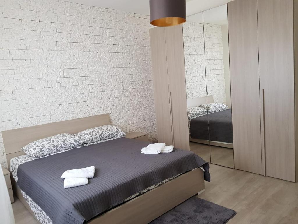 um quarto com uma cama com toalhas em CASAWHITE em Cavallino-Treporti