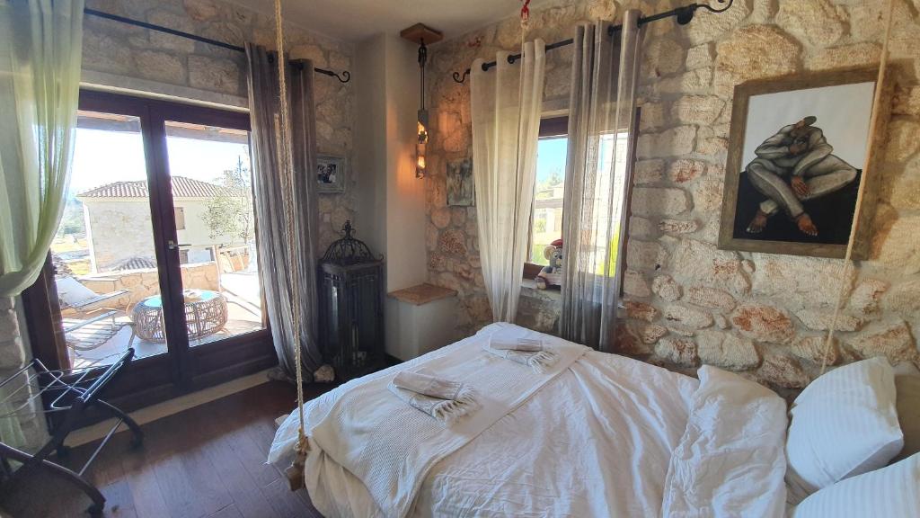 Posteľ alebo postele v izbe v ubytovaní Luxurious Stone House in Elani