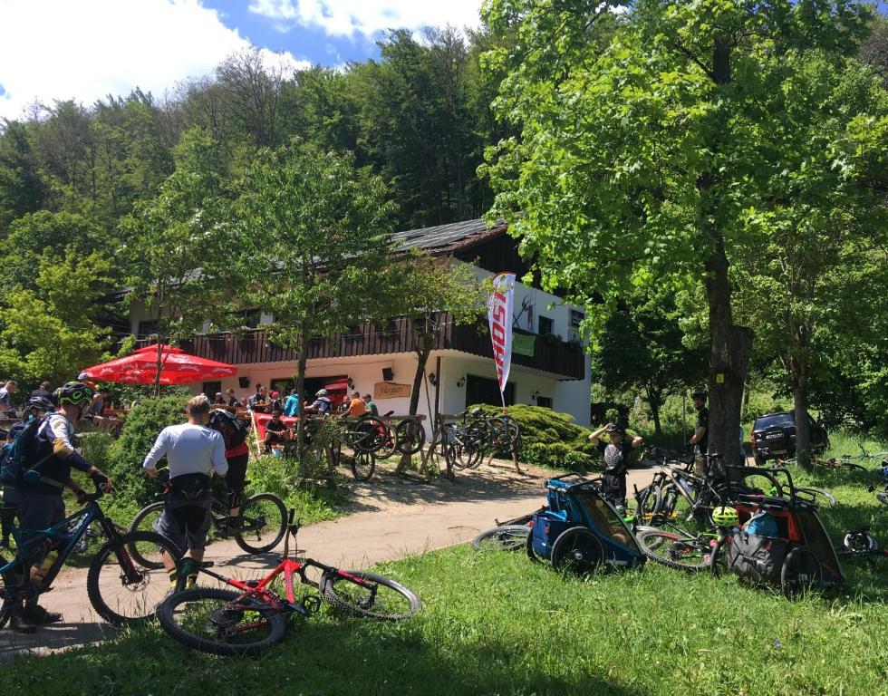 een groep mensen met fietsen geparkeerd in het gras bij Talstation Heumöderntal in Treuchtlingen