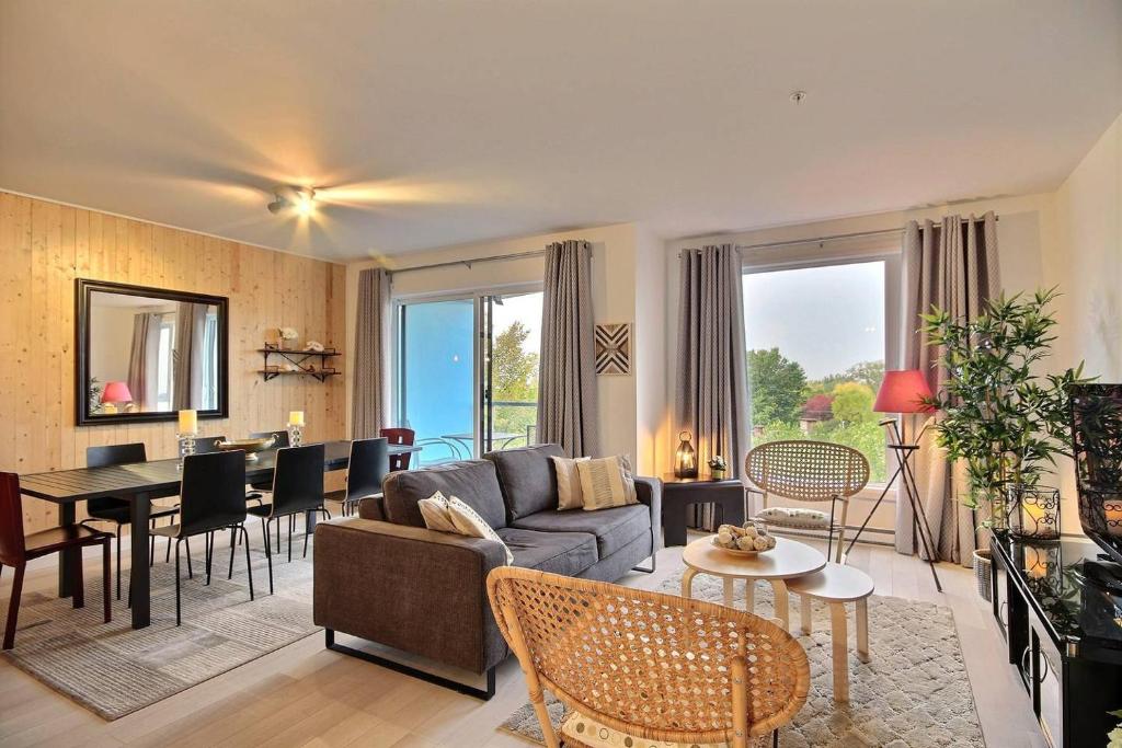 Hotel The Shack by BnbCopilote, a living room with a couch and a table at The Shack by BnbCopilote in Quebec City