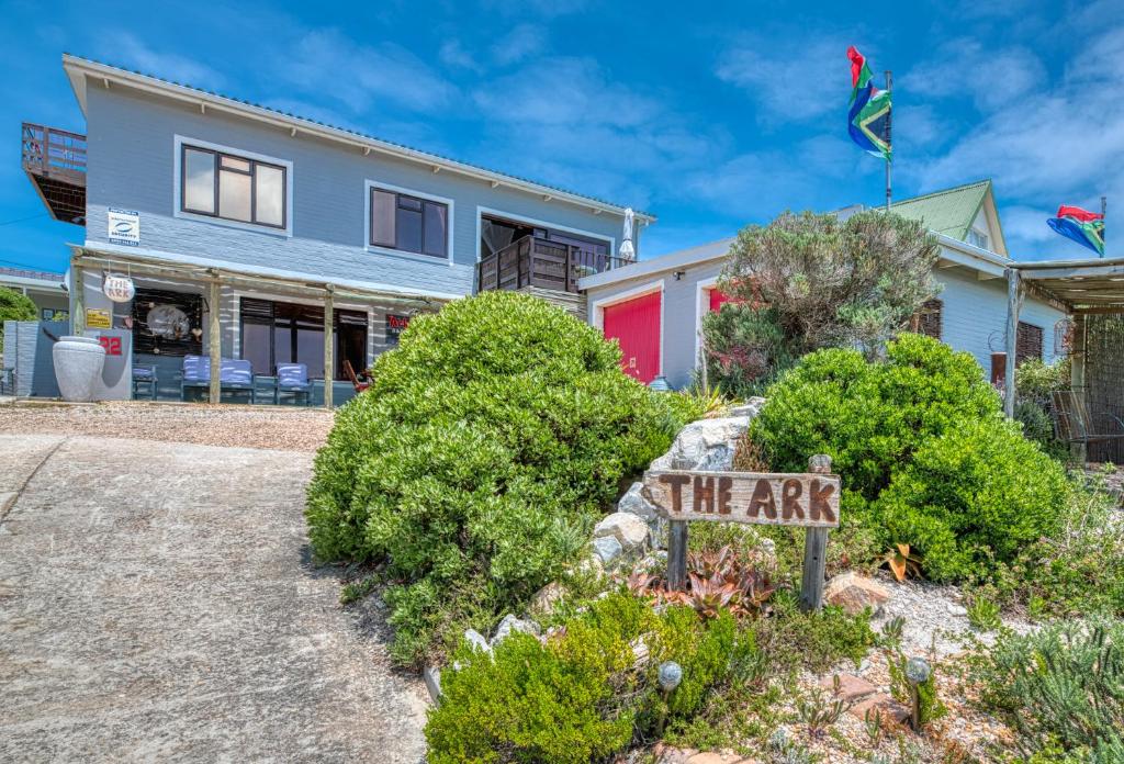 Una casa con un cartel que lee las artes en The-Ark B&B, en Pearly Beach