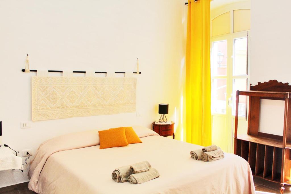 - une chambre avec un lit et 2 serviettes dans l'établissement Baylle's room, à Cagliari