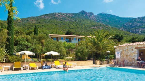 ガレリアにあるAppart'Hôtel A Puntaのスイミングプール(椅子、パラソル付)、