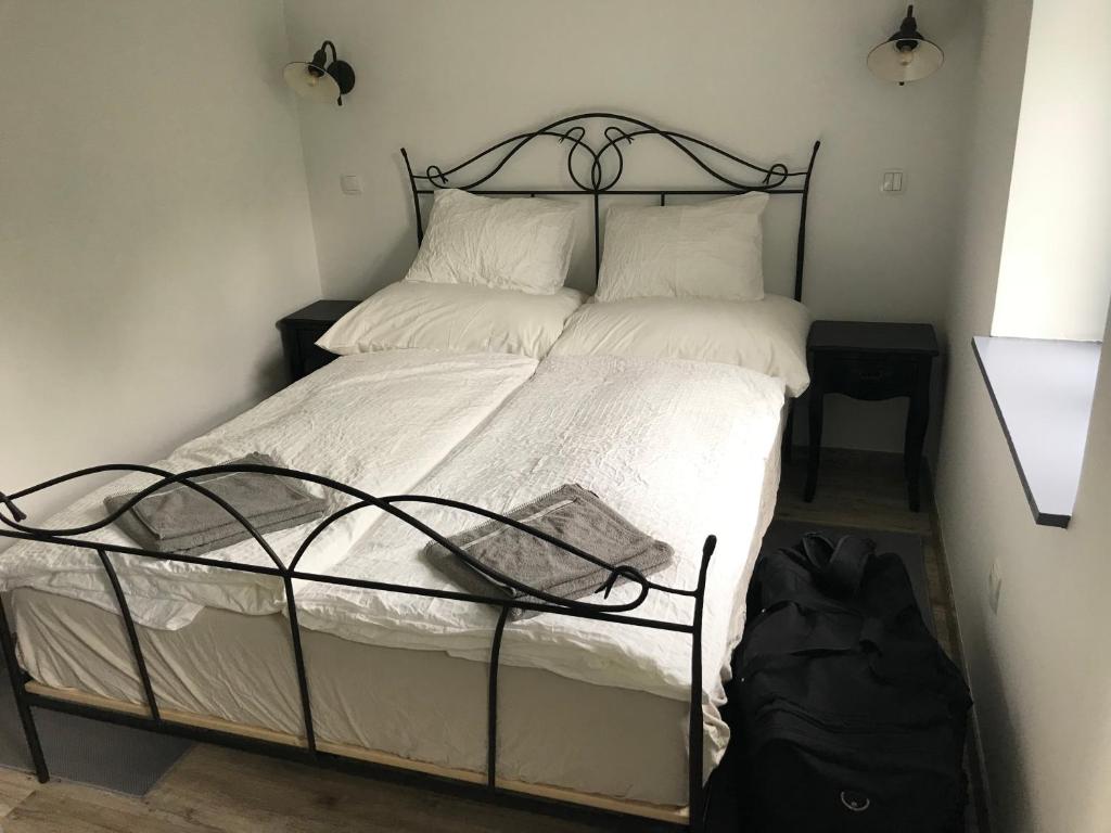 Postel nebo postele na pokoji v ubytování Hillside Apartments
