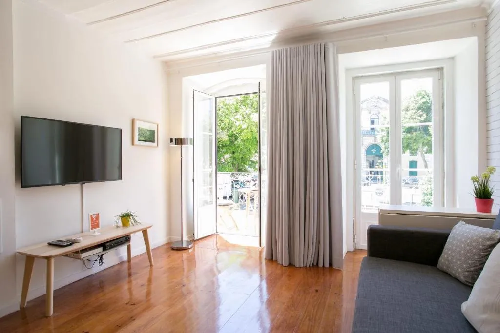 Sunny photographer’s Studio Apt w/ balcony in Alcântara, Amadora, Portugal