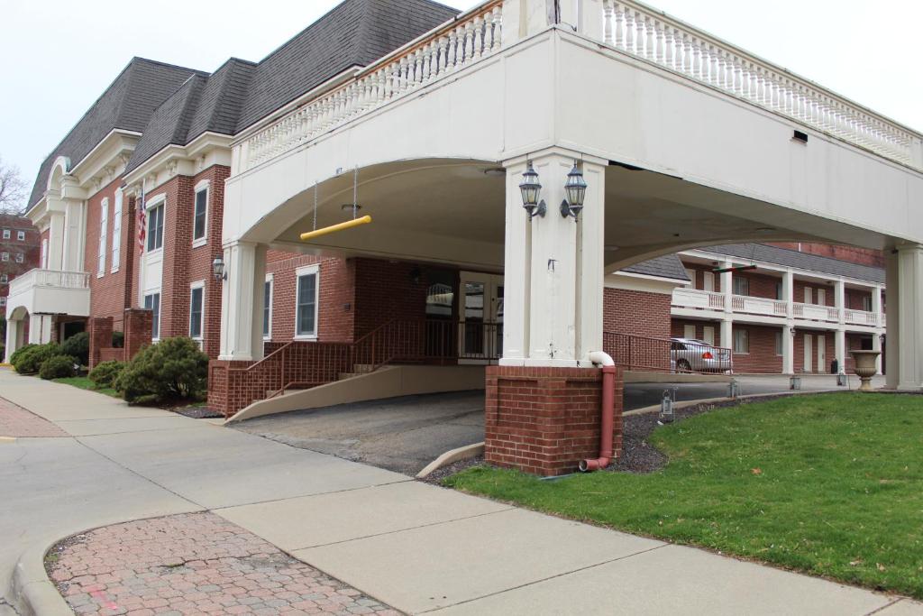 a building with an archway in front of a building at Mansion View Inn & Suites in Springfield