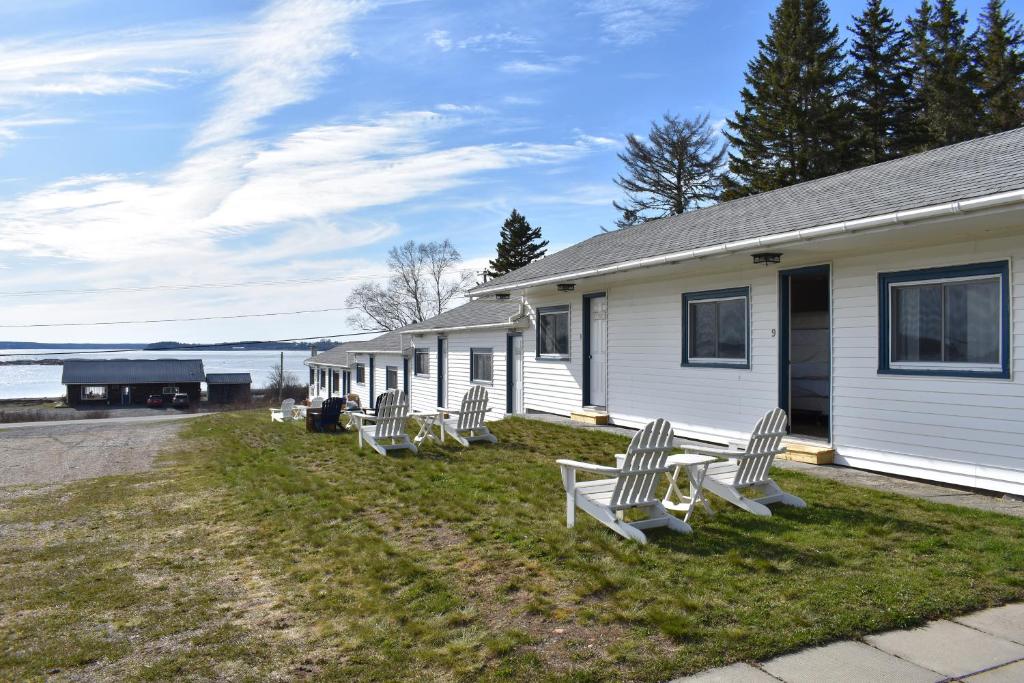 un gruppo di sedie seduti fuori da una casa di Friars Bay Inn & Cottages a Welshpool