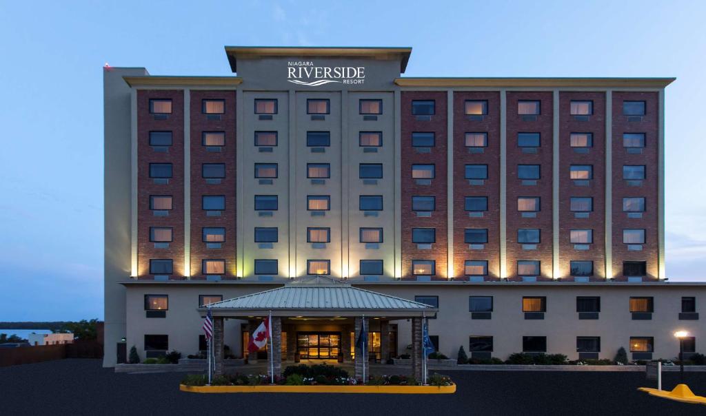 un edificio de hotel con un cenador frente a él en Niagara Riverside Resort; BW Premier Collection, en Niagara Falls