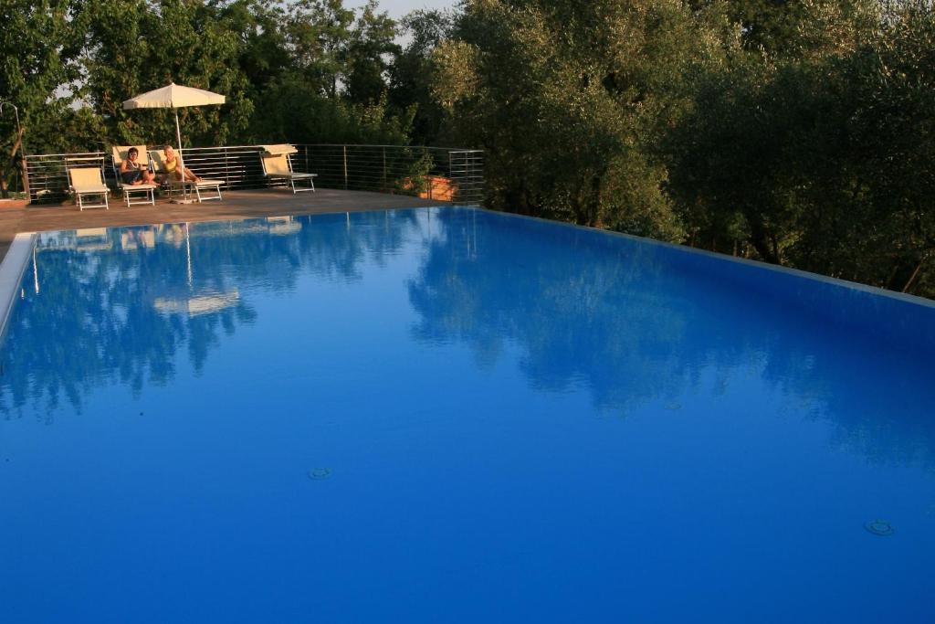 Basen w obiekcie Agriturismo Le Vescovane lub w pobliżu