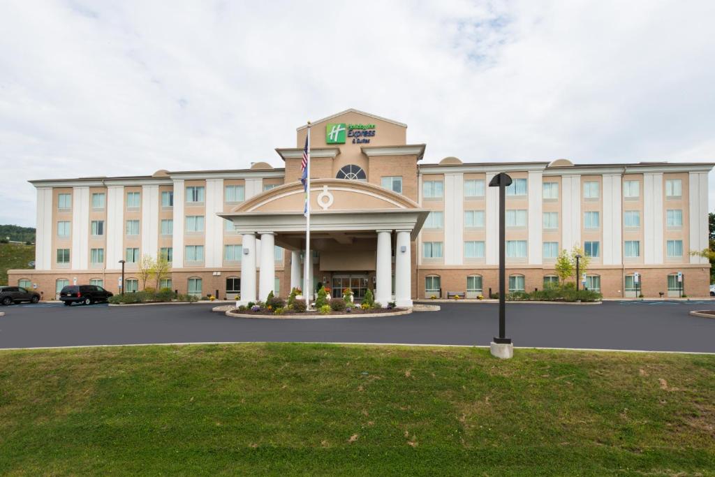 a hotel with a gazebo in front of a building at Holiday Inn Express and Suites Dickson City, an IHG Hotel in Dickson City