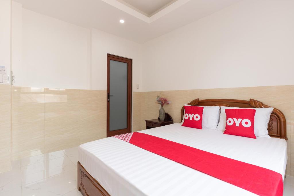 Postel nebo postele na pokoji v ubytování Lien Thuy Hotel