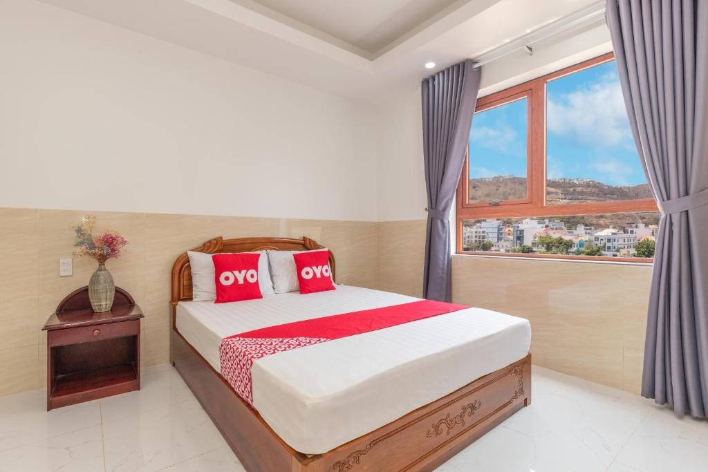 Postel nebo postele na pokoji v ubytování Lien Thuy Hotel