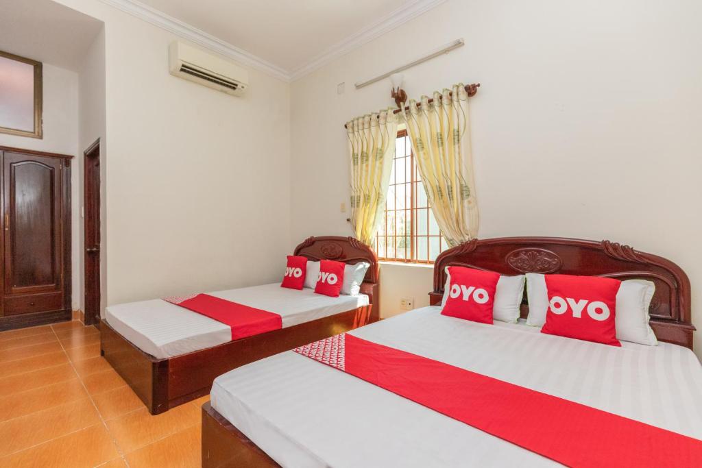 Postel nebo postele na pokoji v ubytování Lien Thuy Hotel