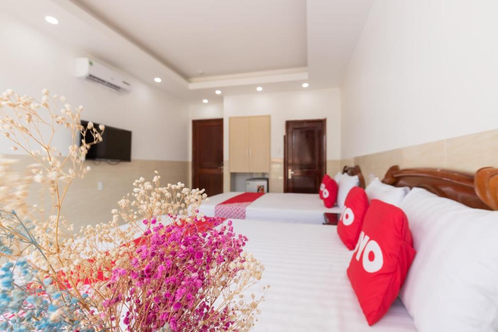 Postel nebo postele na pokoji v ubytování Lien Thuy Hotel