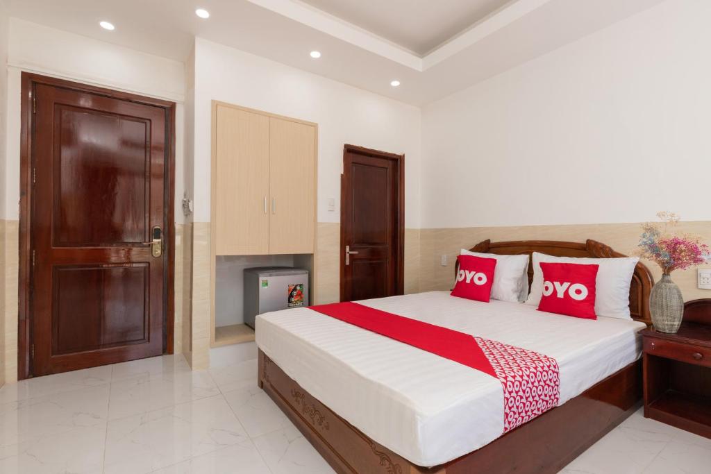 Postel nebo postele na pokoji v ubytování Lien Thuy Hotel