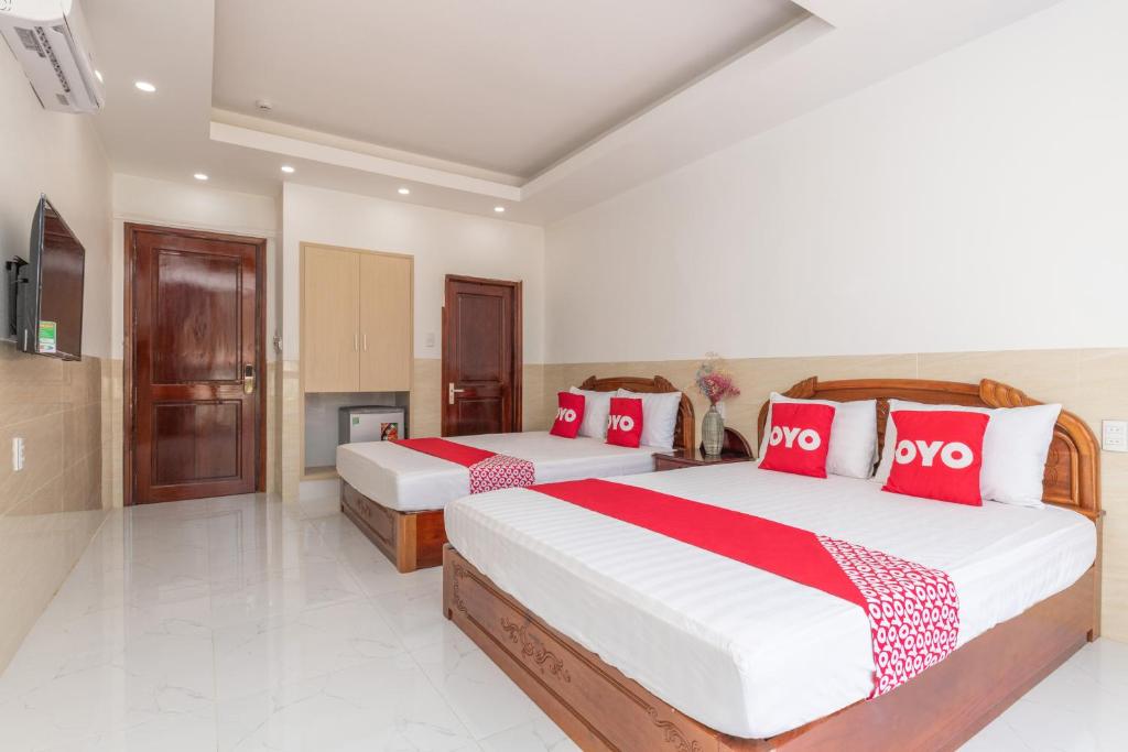 Postel nebo postele na pokoji v ubytování Lien Thuy Hotel