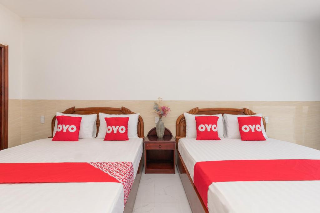 Postel nebo postele na pokoji v ubytování Lien Thuy Hotel