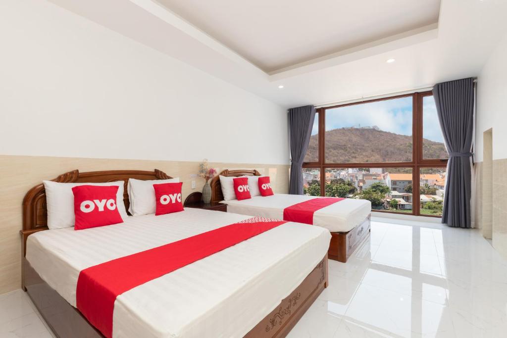 Postel nebo postele na pokoji v ubytování Lien Thuy Hotel