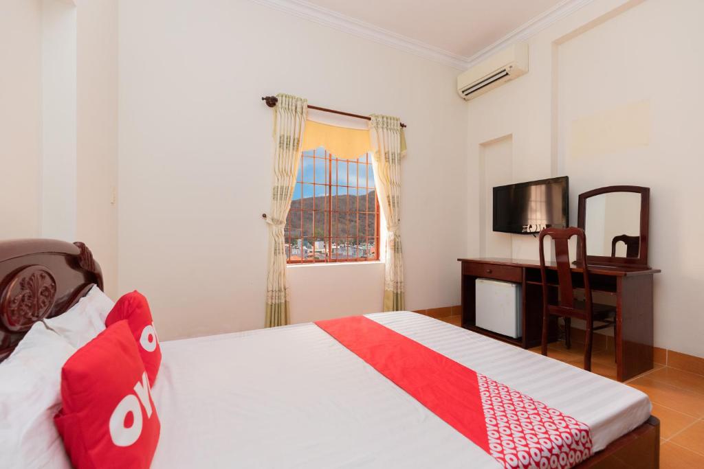 Postel nebo postele na pokoji v ubytování Lien Thuy Hotel