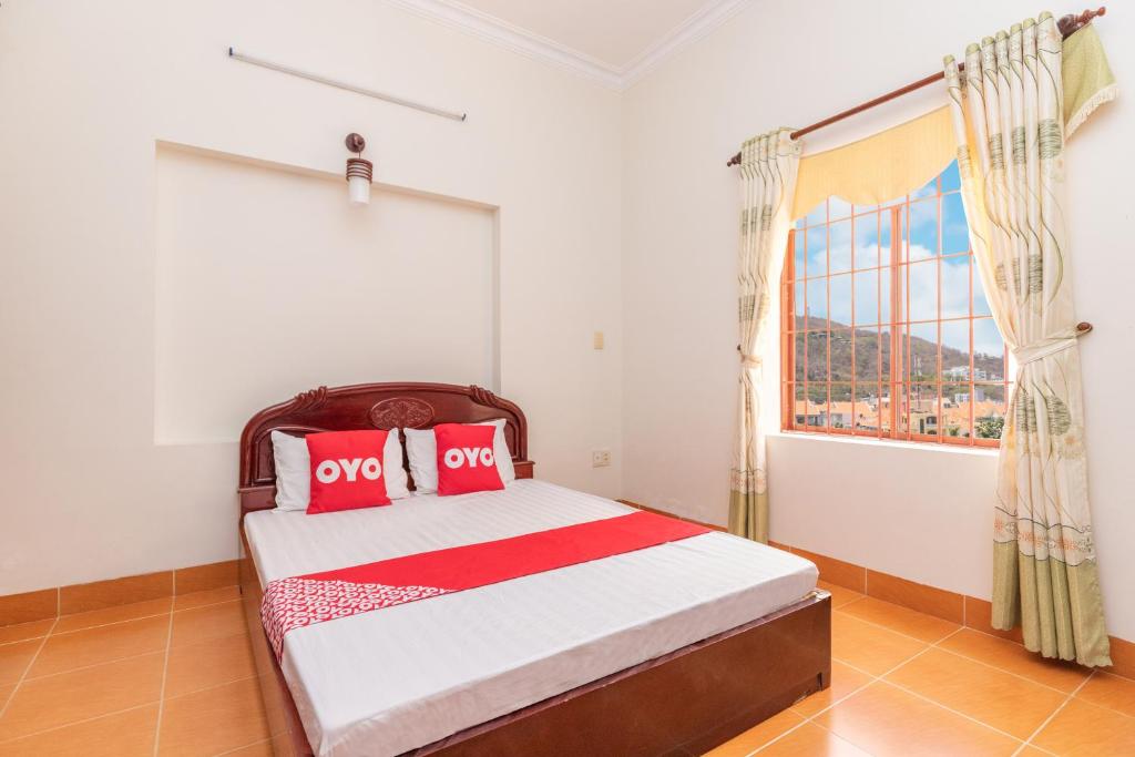 Postel nebo postele na pokoji v ubytování Lien Thuy Hotel