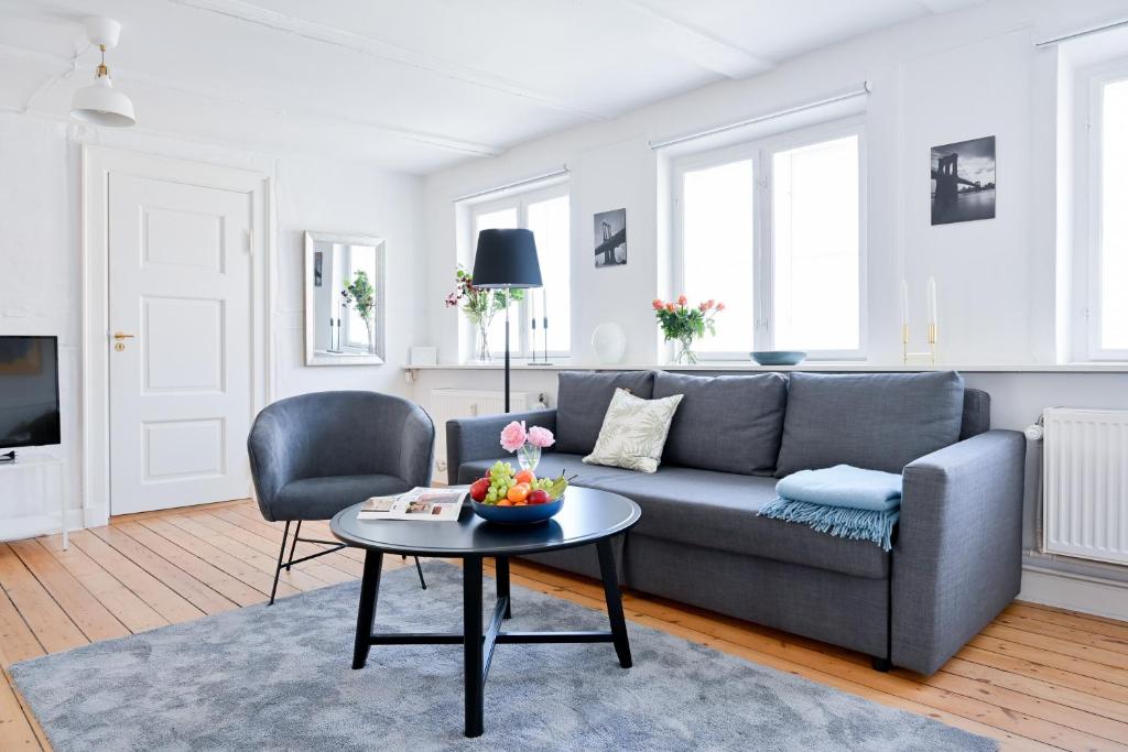 コペンハーゲンにあるSanders Penny - Lovely Two-Bedroom Apartment in the Middle of Actionのリビングルーム(ソファ、テーブル付)