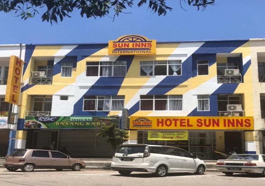 een hotel met auto's voor het hotel bij SUN INNS PERMAS JAYA in Johor Bahru