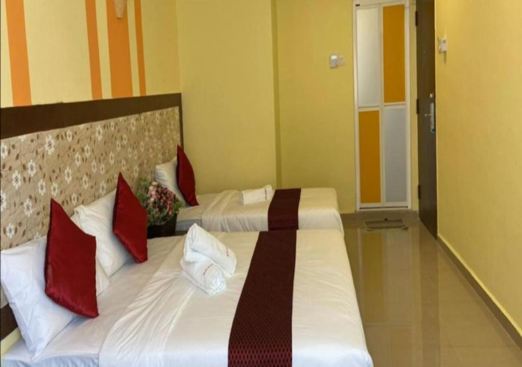 Postel nebo postele na pokoji v ubytování SUN INNS PERMAS JAYA