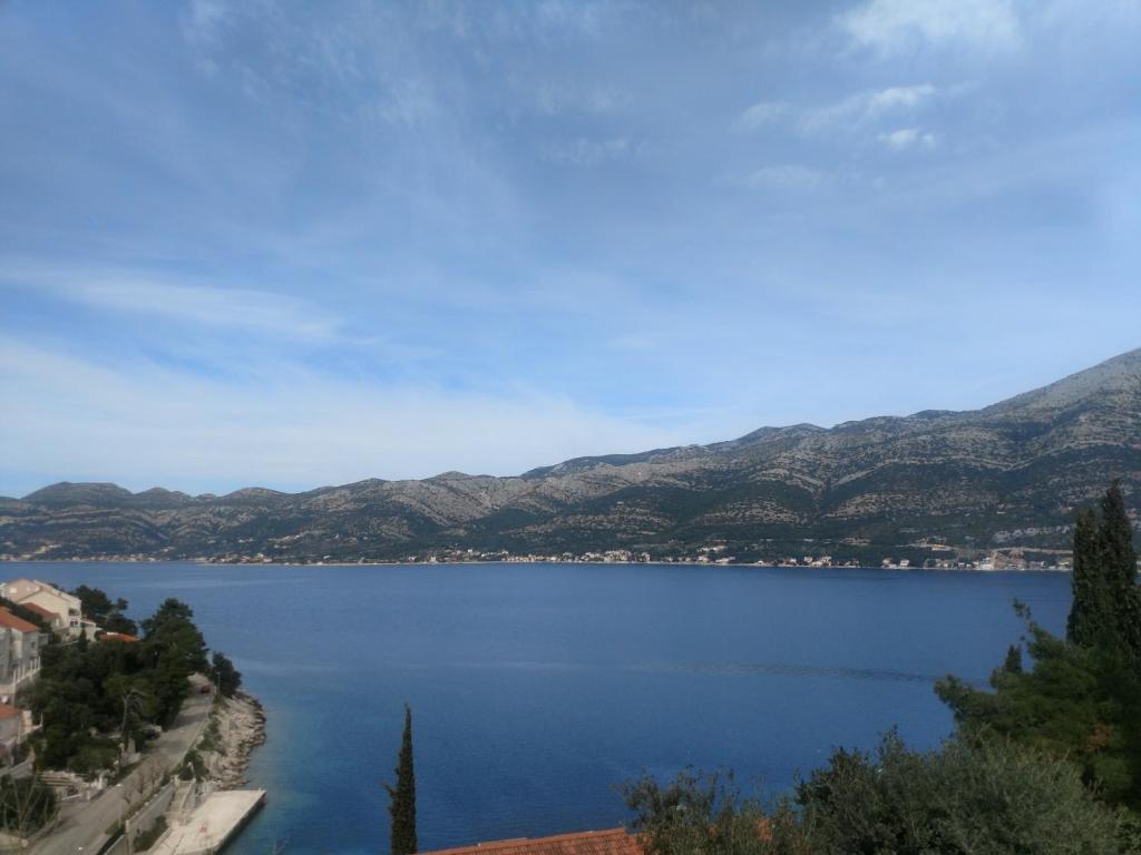 - une vue sur un lac avec des montagnes en arrière-plan dans l'établissement Korkyra Melaina, à Korčula