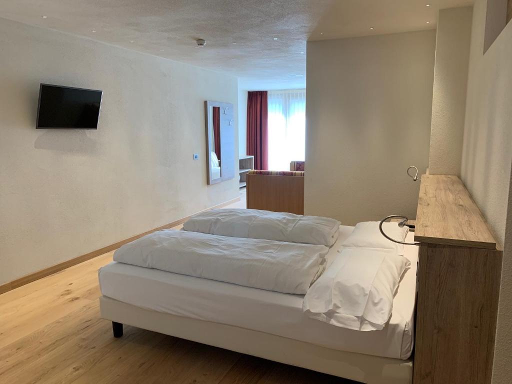 A bed or beds in a room at Hotel Alba